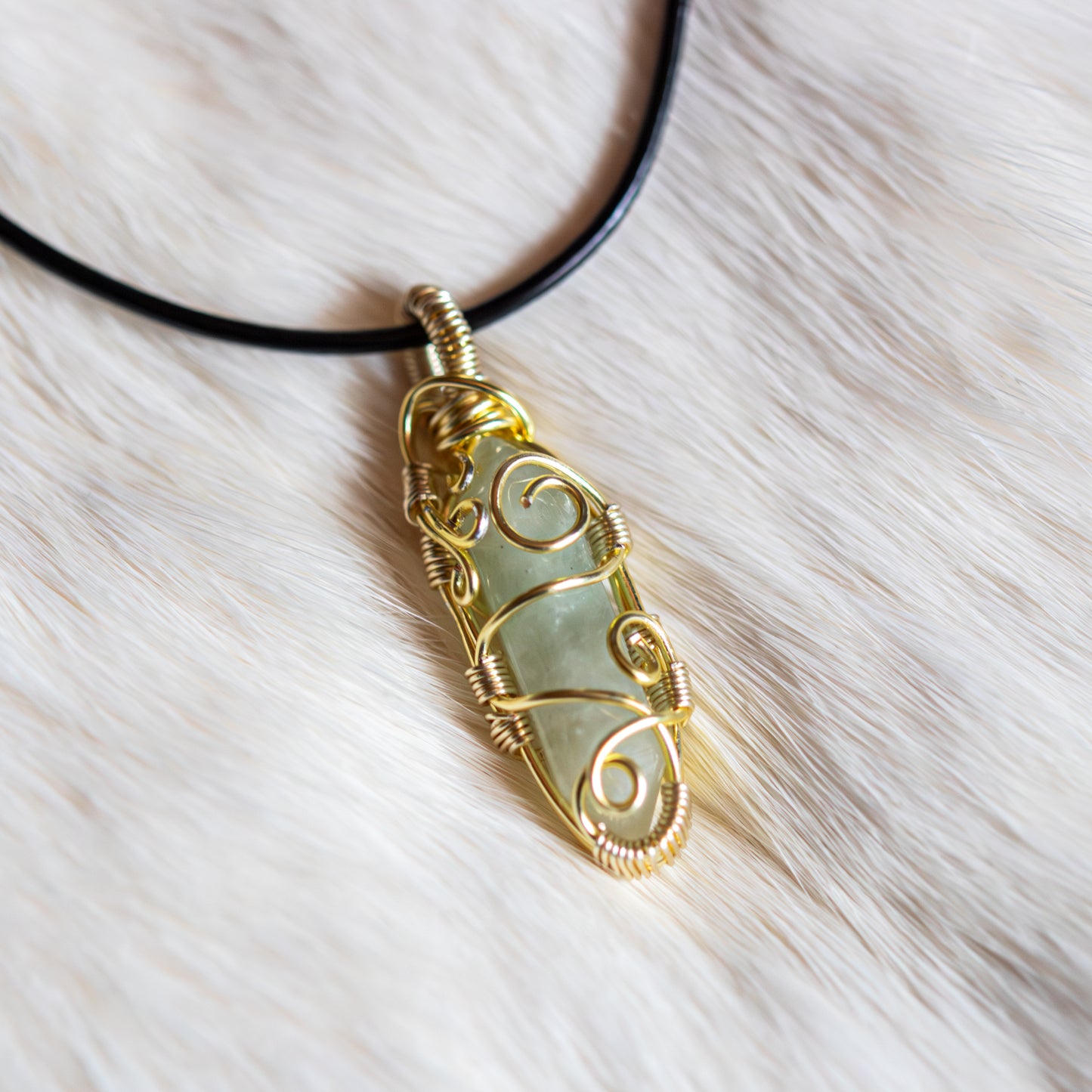 Handgefertigter Aventurin Spitzen-Anhänger in Golddraht – Edelstein Talisman für Glück, Harmonie und Manifestation.