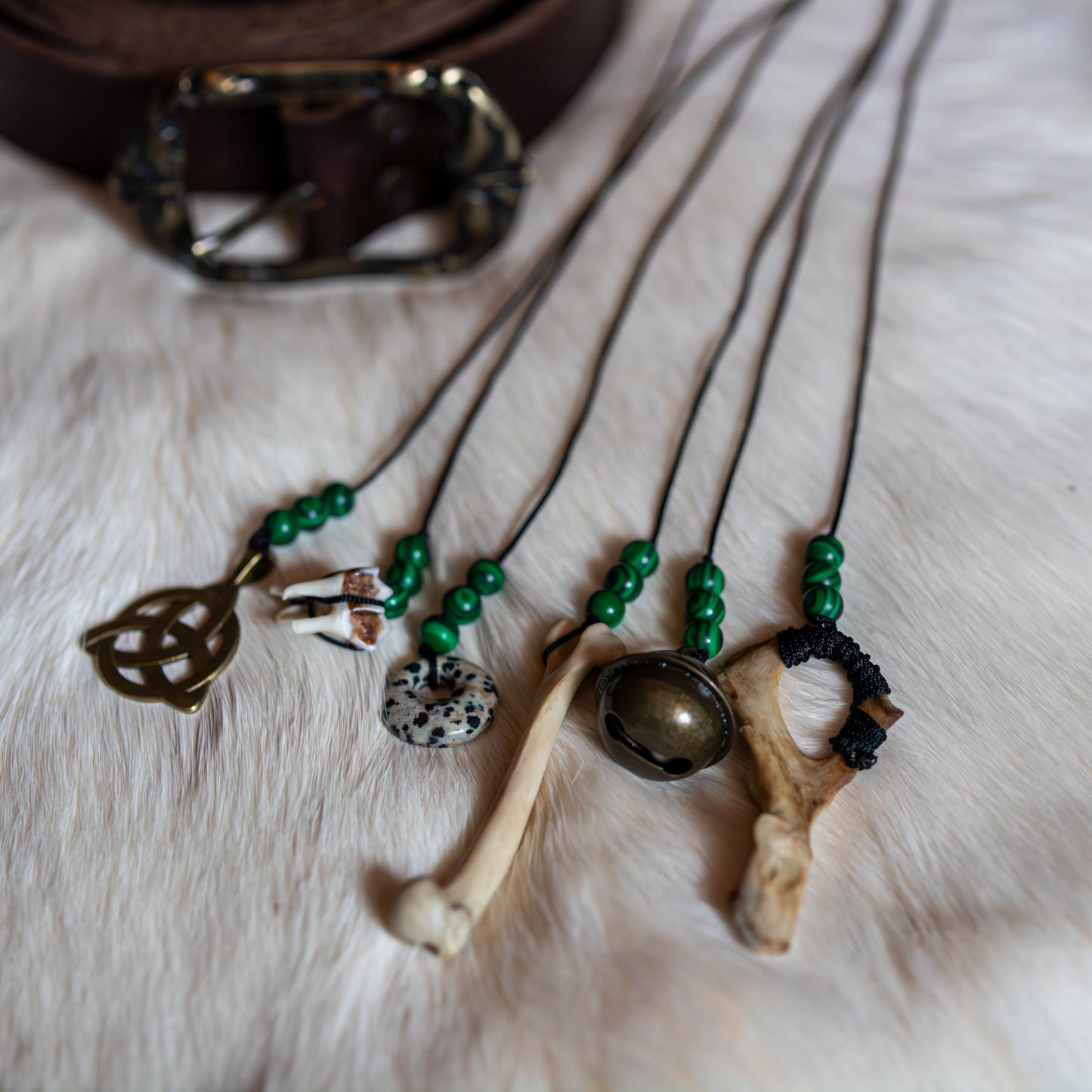 Handgefertigte Gürtelcharms mit Malachit, Knochen und keltischer Symbolik für Schutz, Erdung und spirituelle Rituale.