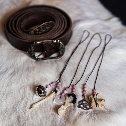 Handgefertigte Gürtelcharms mit Rhodonit, Knochen und keltischer Symbolik für Selbstliebe, Schutz und emotionale Heilung.