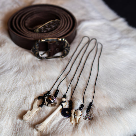 Handgefertigte Gürtelcharms mit schwarzem Achat, Knochen und keltischer Symbolik für Schutz, Erdung und energetische Abwehr.