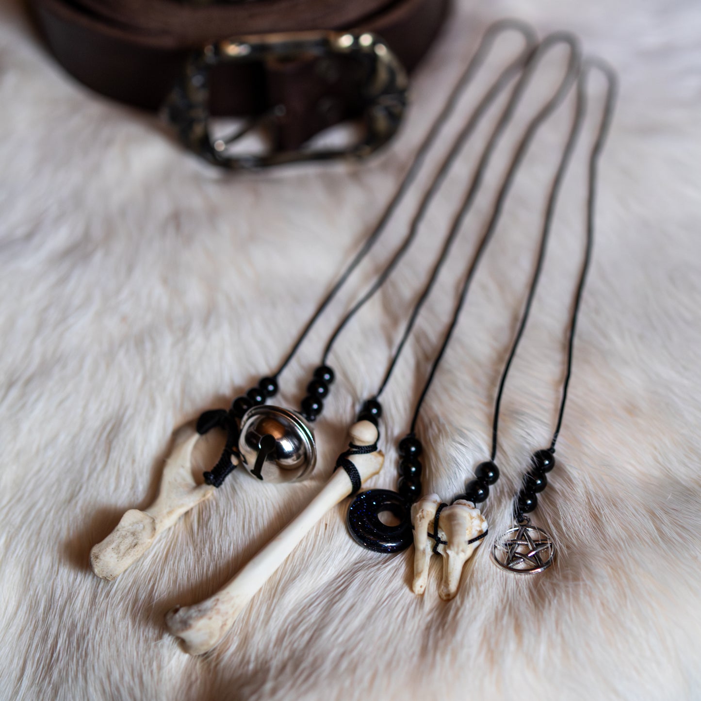 Handgefertigte Gürtelcharms mit schwarzem Achat, Knochen und keltischer Symbolik für Schutz, Erdung und energetische Abwehr.