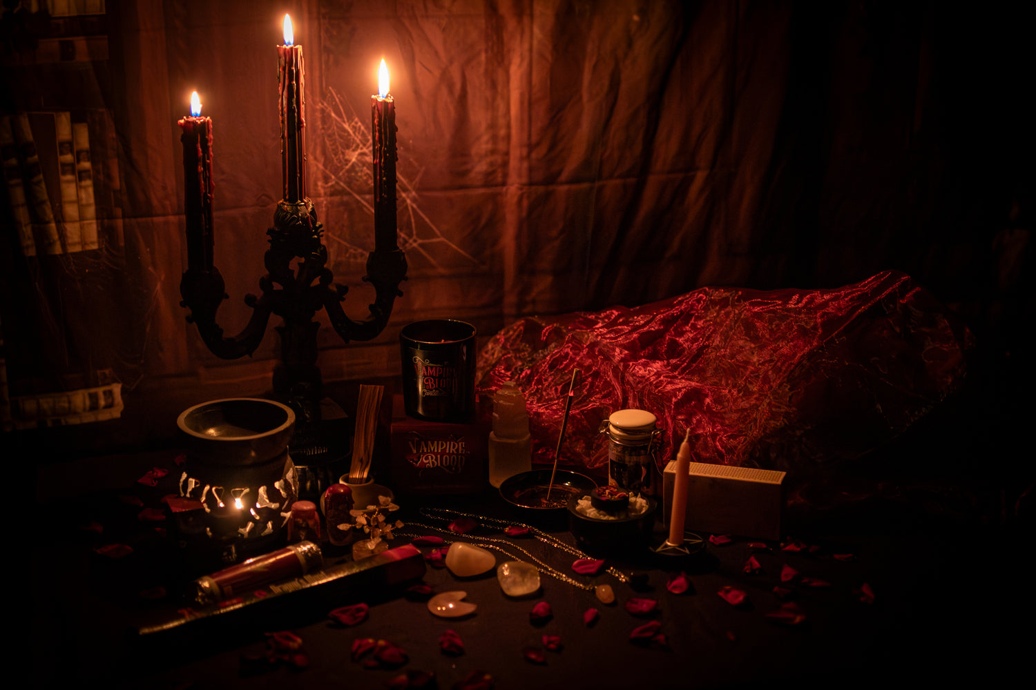 Valentinstags Banner mit magischem Ritual-Setup, Kerzen, Räucherwerk und Kristallen – Geschenkideen für Romantik, Leidenschaft & spirituelle Rituale bei Spirit Emporium.