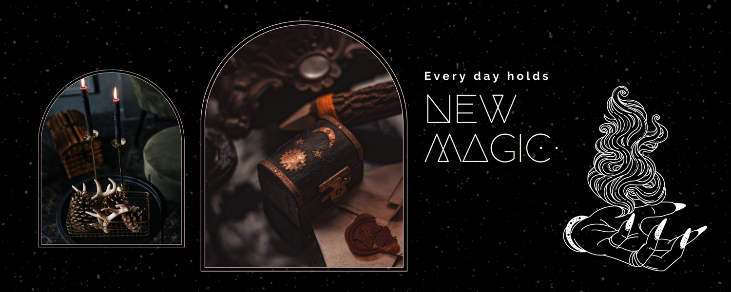 Illustratives Banner mit dem Text ‚Every day holds new magic‘, kombiniert mit stilisierten Bildern von Kerzen, einer dekorativen Holztruhe und einer Hand, aus der mystischer Rauch aufsteigt, vor einem sternenartigen Hintergrund.