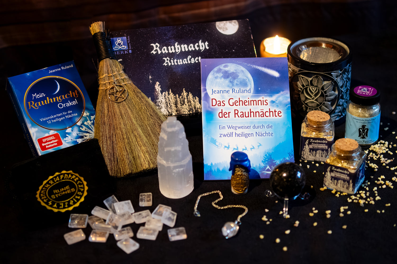 Rauhnacht Ritualzubehör mit Buch, Orakel-Karten, Räucherwerk, Kristallen und Besen – stimmungsvolle Rauhnacht-Szene.