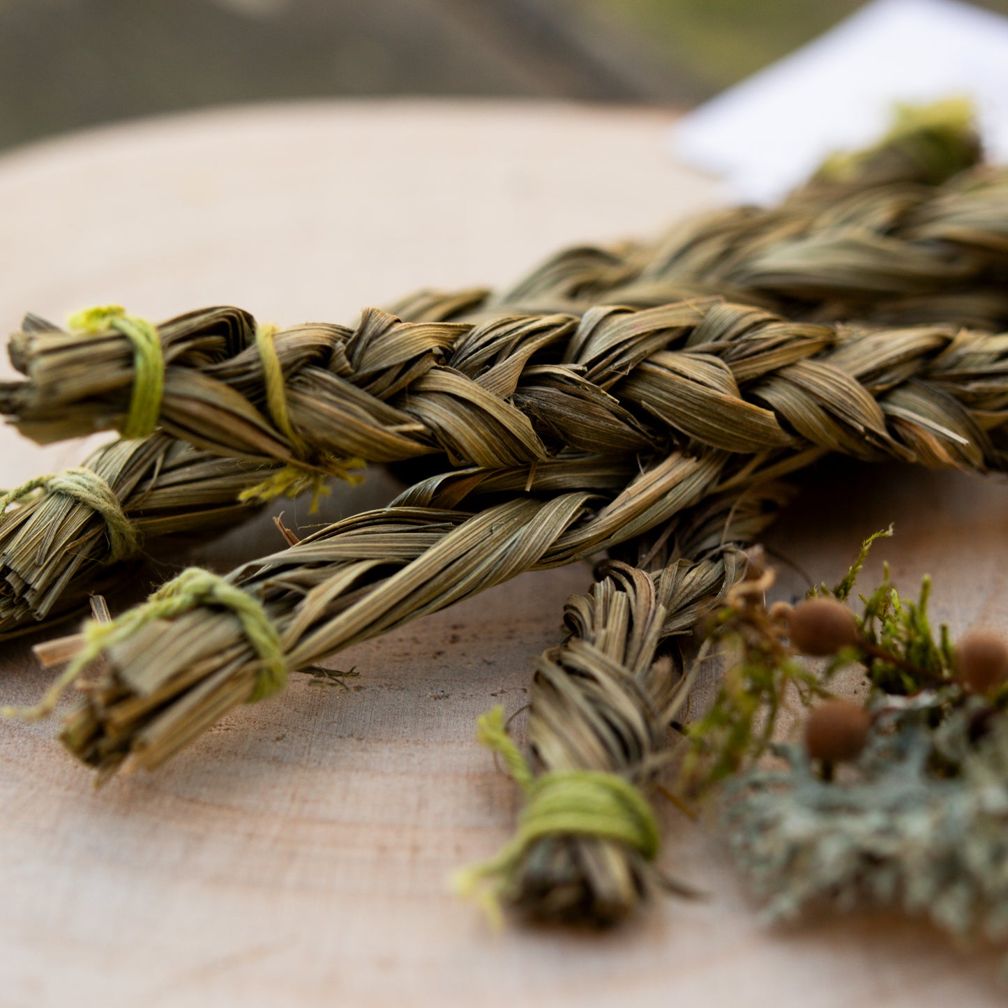 Sweetgrass Smudge Sticks – handgebundenes Räucherwerk für Smudging, Reinigungsrituale und Energiearbeit.