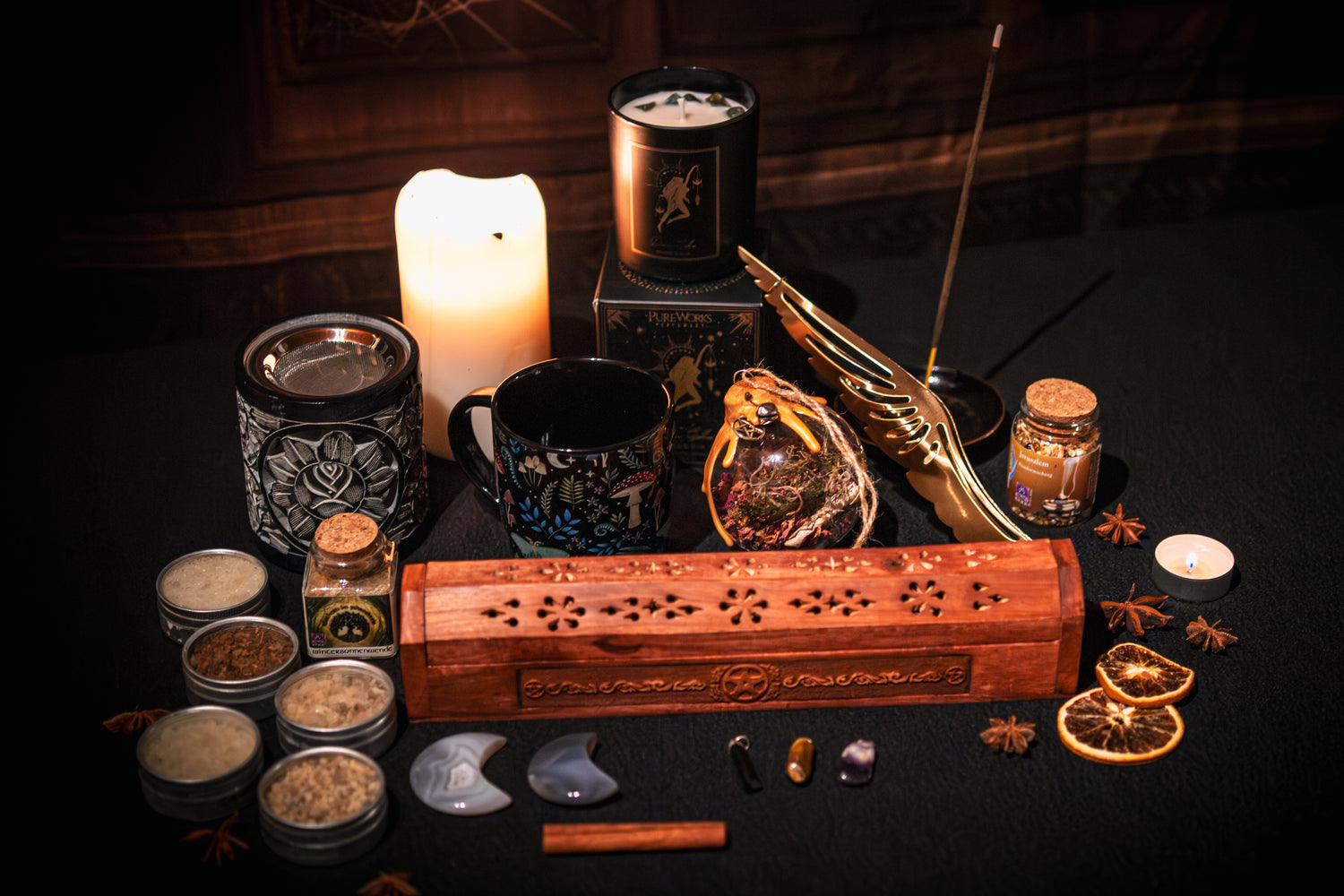 Spirituelles Räucher- und Ritualzubehör mit Kerzen, Räucherwerk, Räucherbox und Kristallen – stimmungsvolle Ritualszene.