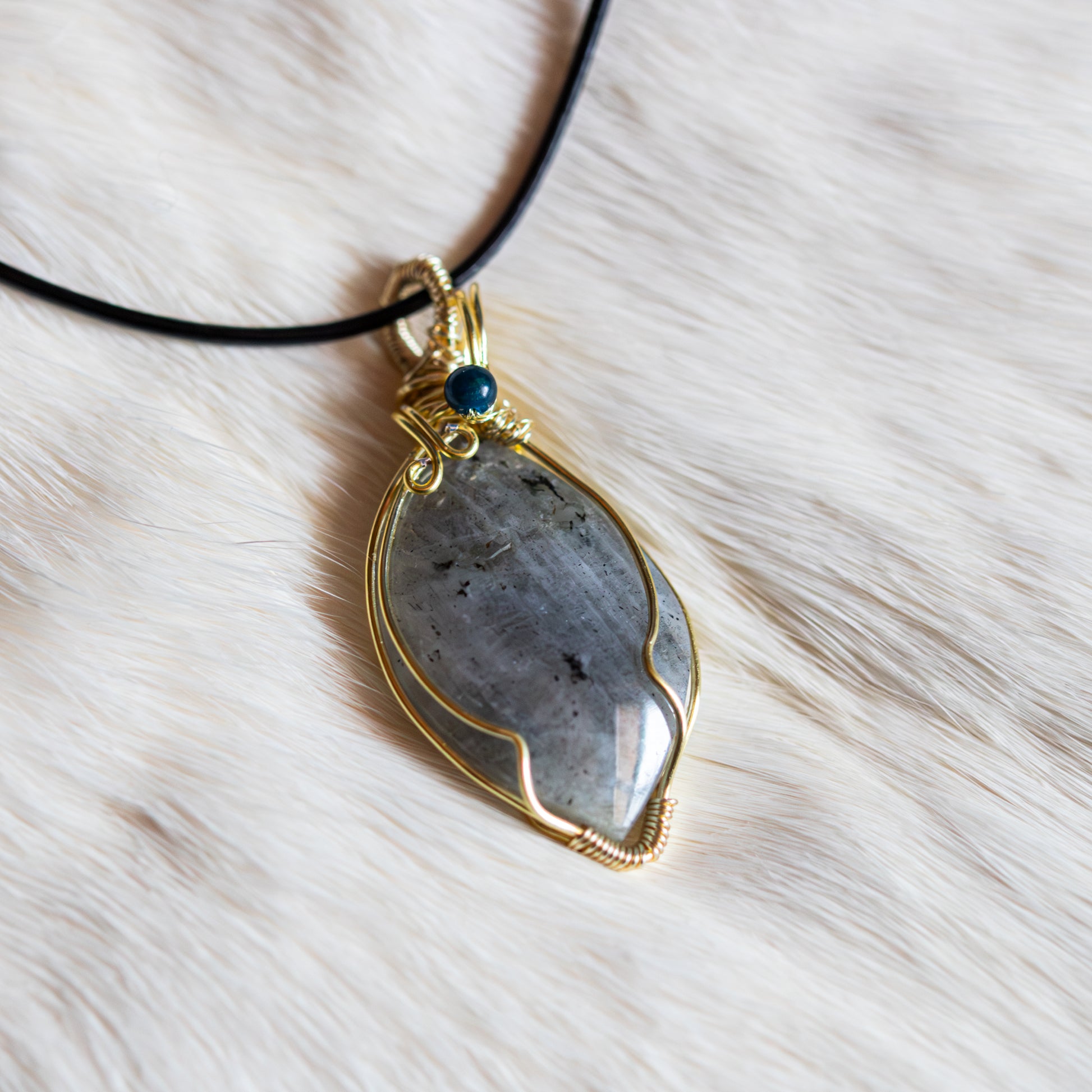 Handgefertigter Labradorit Drahtanhänger in Goldfassung – mystischer Edelstein Talisman für Schutz, Intuition und Transformation.