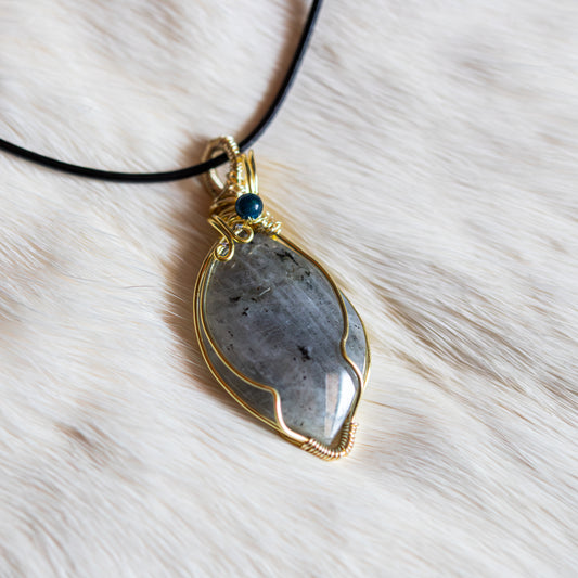 Handgefertigter Labradorit Drahtanhänger in Goldfassung – mystischer Edelstein Talisman für Schutz, Intuition und Transformation.