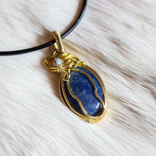 Handgefertigter Lapislazuli Drahtanhänger in Goldfassung – ovaler Edelstein Talisman für Klarheit, Wahrheit und spirituelle Erkenntnis.