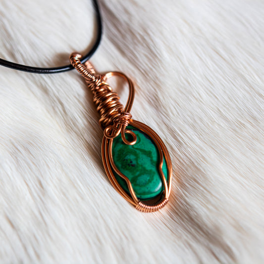 Handgefertigter Malachit Drahtanhänger in Kupferfassung – ovaler Edelstein Talisman für Schutz, Transformation und Herzenergie.