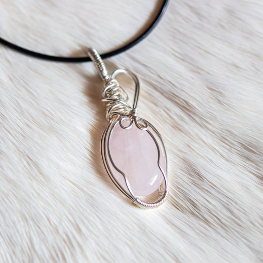 Handgefertigter Rosenquarz Drahtanhänger in Silberfassung – ovaler Edelstein Talisman für Liebe, Harmonie und Herzöffnung.