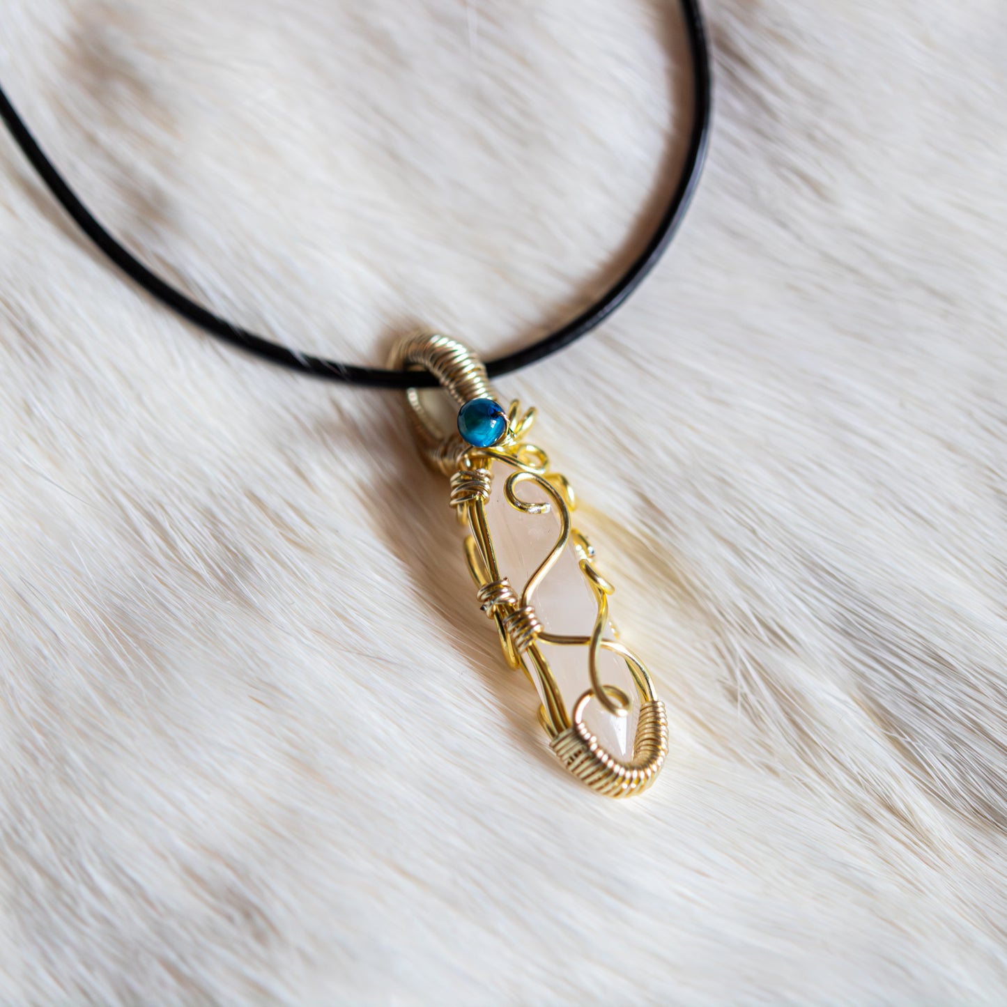Handgefertigter Rosenquarz Spitzen-Anhänger in Golddraht – Edelstein Talisman für Liebe, Herzöffnung und Selbstheilung.