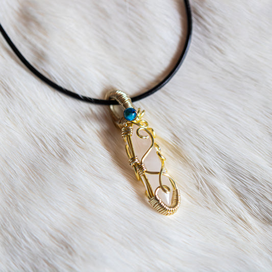 Handgefertigter Rosenquarz Spitzen-Anhänger in Golddraht – Edelstein Talisman für Liebe, Herzöffnung und Selbstheilung.