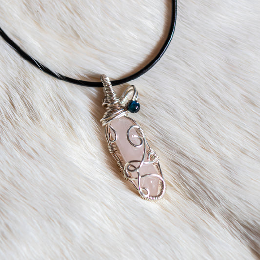 Handgefertigter Rosenquarz Spitzen-Anhänger in Silberdraht – Edelstein Talisman für Liebe, Herzöffnung und Selbstheilung.