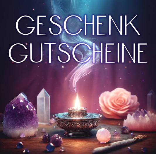 Illustration von Geschenkgutscheinen mit einer brennenden Kerze in einer dekorativen Schale, umgeben von Amethysten, Kristallen, einer rosa Rose und weiteren Edelsteinen, auf einem Holztisch vor einem mystischen violett-blauen Hintergrund.