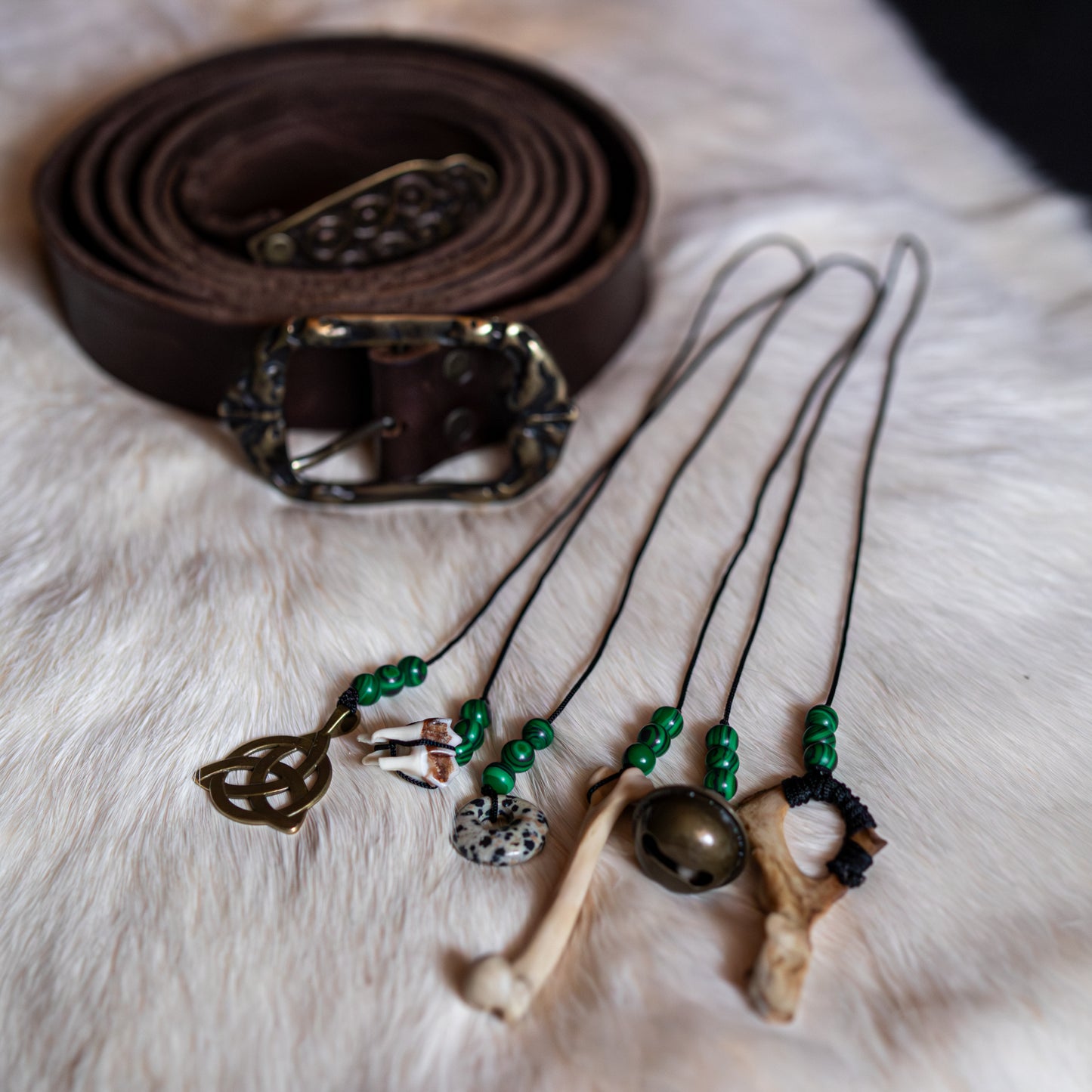 Handgefertigte Gürtelcharms mit Malachit, Knochen und keltischer Symbolik für Schutz, Erdung und spirituelle Rituale.