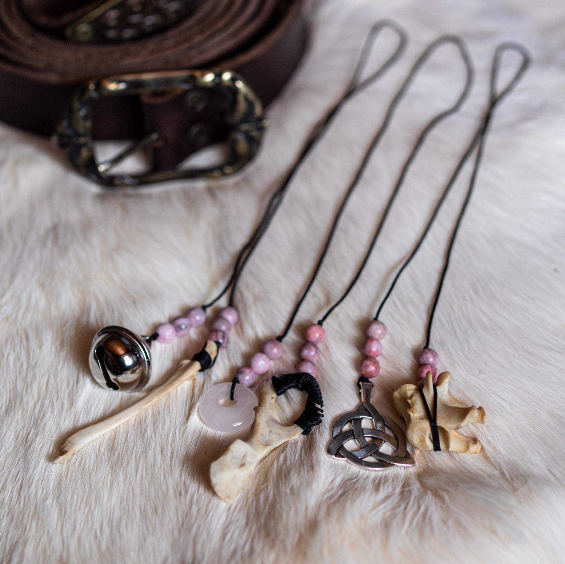 Handgefertigte Gürtelcharms mit Rhodonit, Knochen und keltischer Symbolik für Selbstliebe, Schutz und emotionale Heilung.