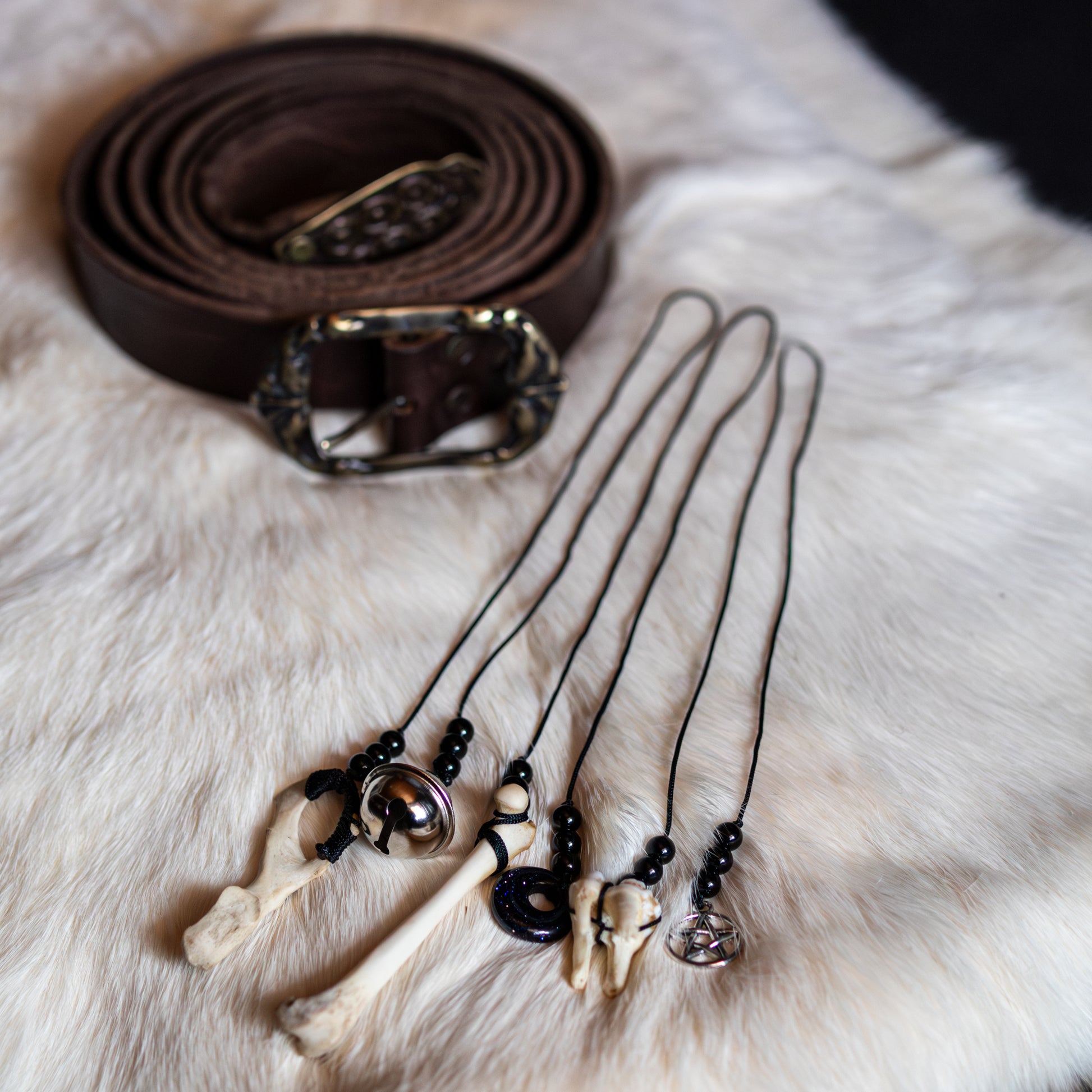 Handgefertigte Gürtelcharms mit schwarzem Achat, Knochen und keltischer Symbolik für Schutz, Erdung und energetische Abwehr.