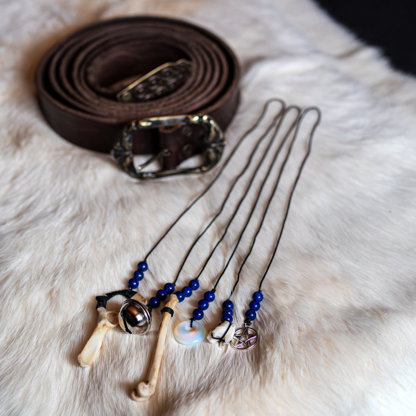 Handgefertigte Gürtelcharms mit Sodalith, Knochen und keltischer Symbolik für Klarheit, Kommunikation und innere Balance.