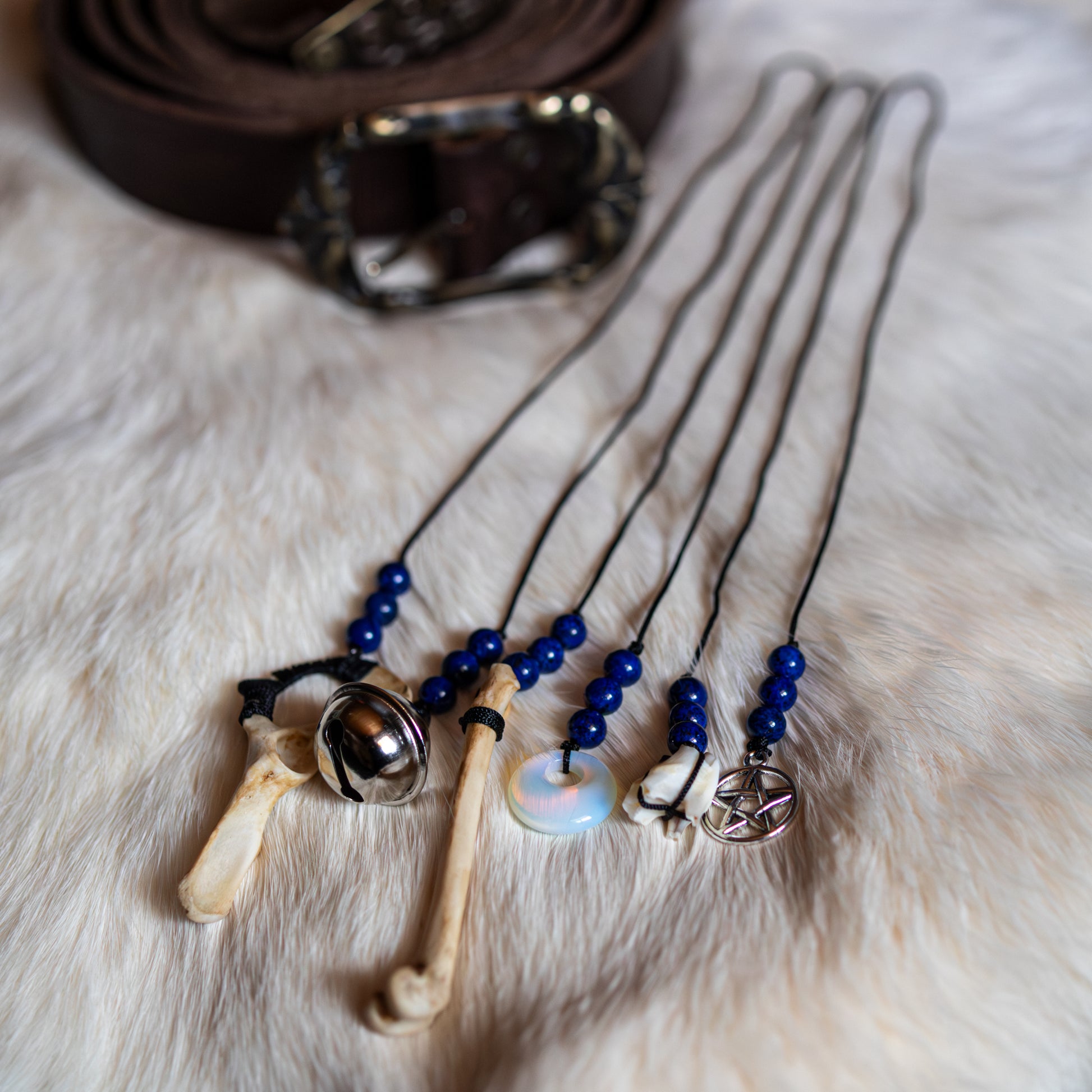 Handgefertigte Gürtelcharms mit Sodalith, Knochen und keltischer Symbolik für Klarheit, Kommunikation und innere Balance.