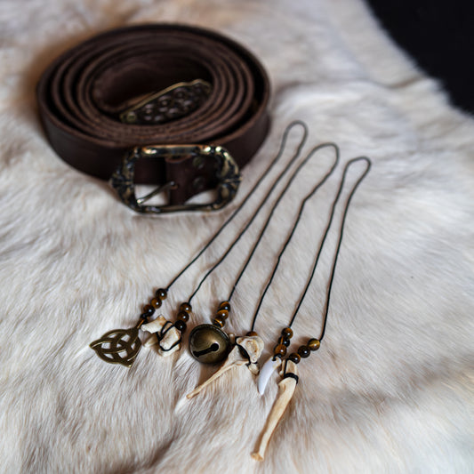 Handgefertigte Gürtelcharms mit Tigerauge, Knochen und keltischer Symbolik für Mut, Schutz und innere Stärke.
