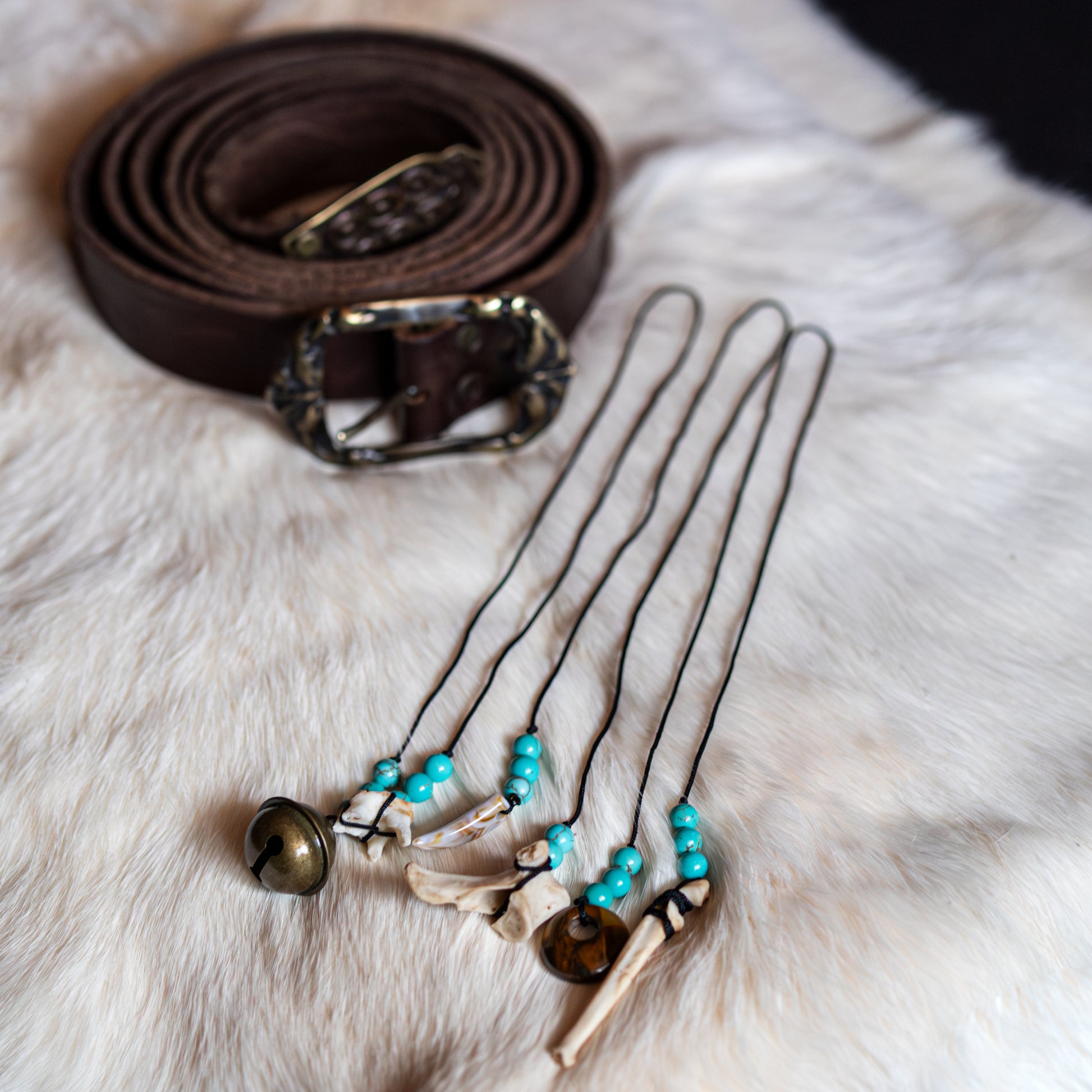 Handgefertigte Gürtelcharms mit Türkis, Knochen und keltischer Symbolik für Schutz, Harmonie und positive Energie.