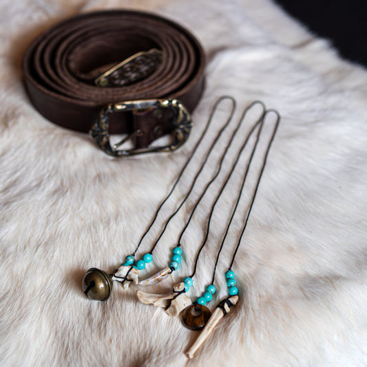 Handgefertigte Gürtelcharms mit Türkis, Knochen und keltischer Symbolik für Schutz, Harmonie und positive Energie.