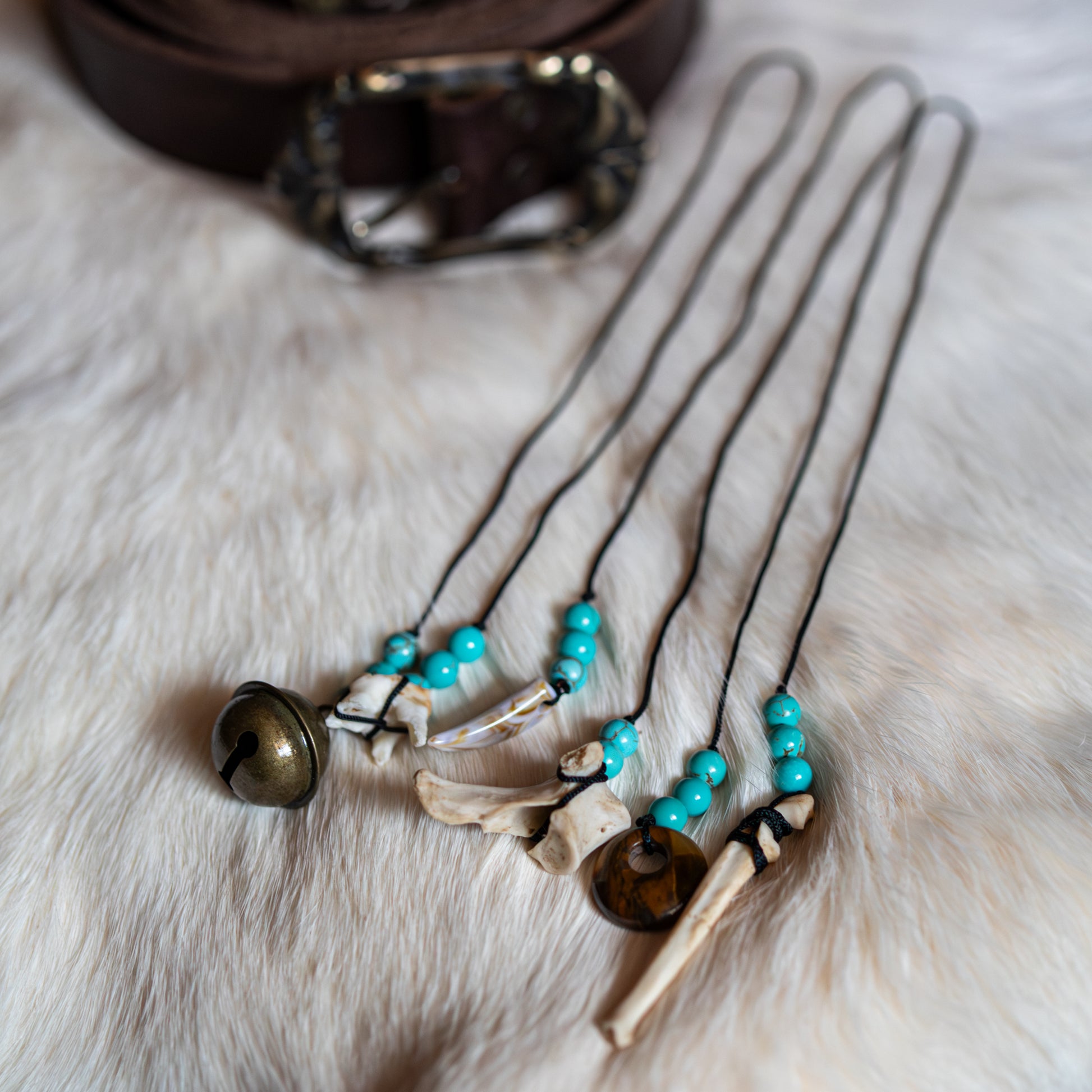 Handgefertigte Gürtelcharms mit Türkis, Knochen und keltischer Symbolik für Schutz, Harmonie und positive Energie.
