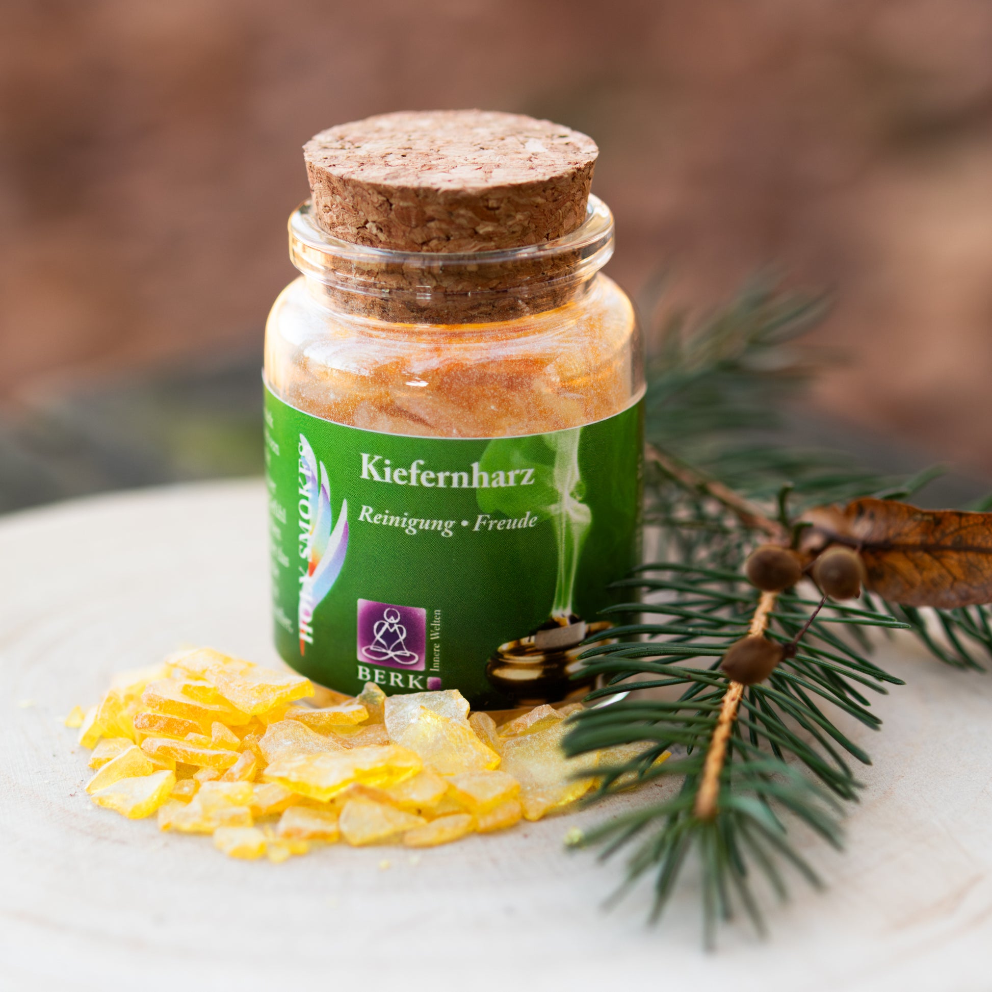 Kiefernharz Räucherharz im Glas für Reinigungsrituale, Schutz und spirituelle Energiearbeit.