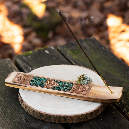 Räucherschiffchen aus Holz mit keltischem Knoten für Räucherstäbchen, Schutzrituale und Meditation.