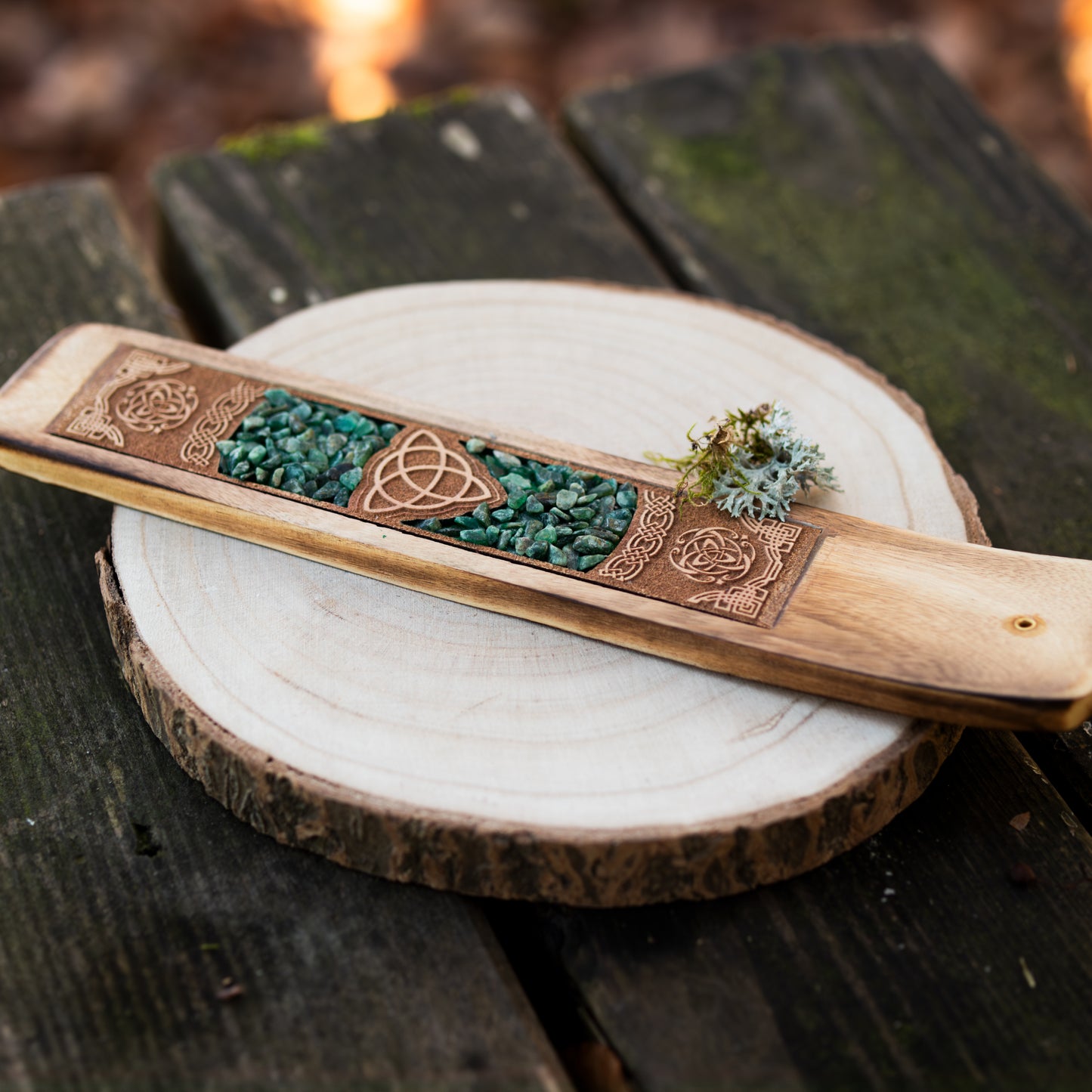 Räucherschiffchen aus Holz mit keltischem Knoten für Räucherstäbchen, Meditation und Schutzrituale.