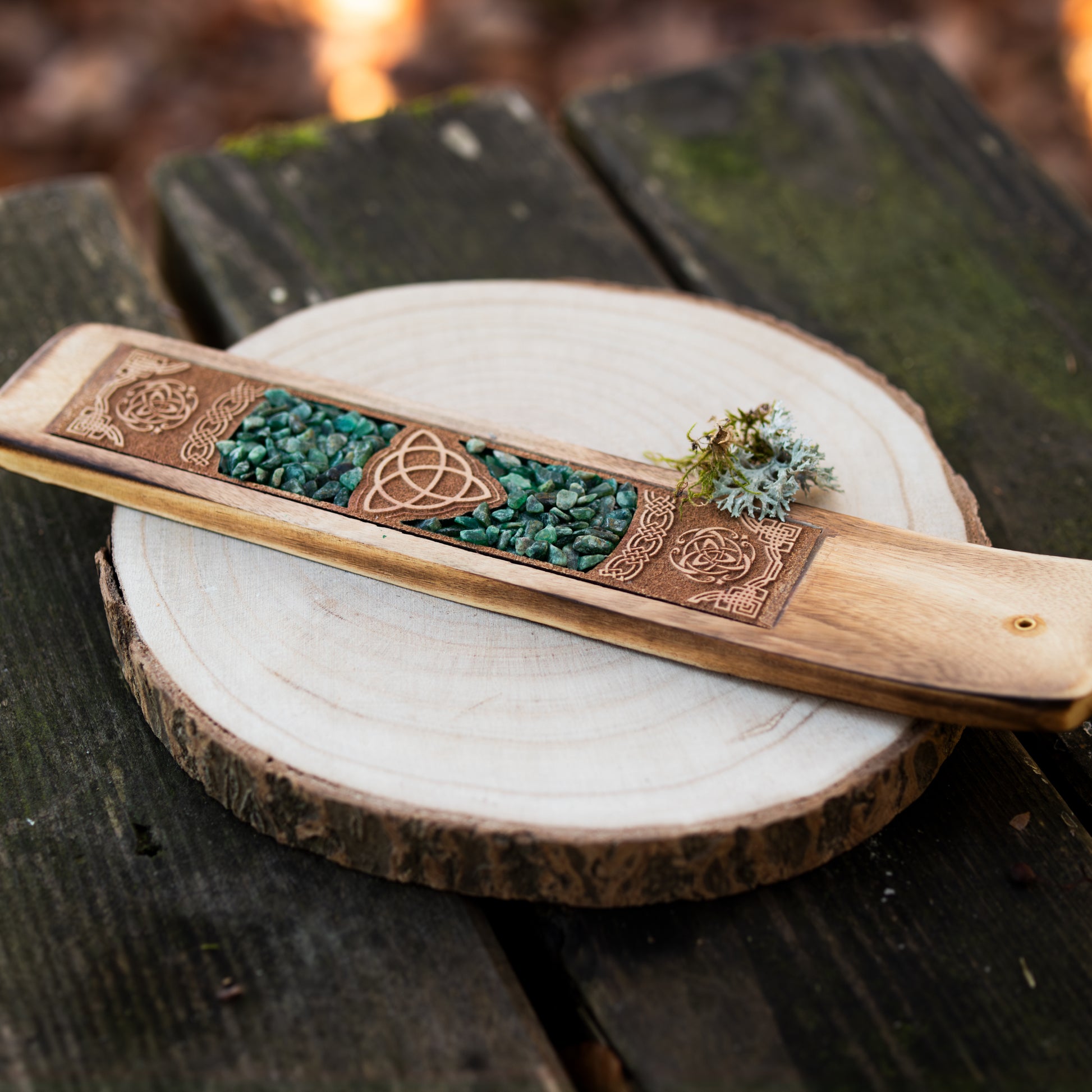 Räucherschiffchen aus Holz mit keltischem Knoten für Räucherstäbchen, Meditation und Schutzrituale.