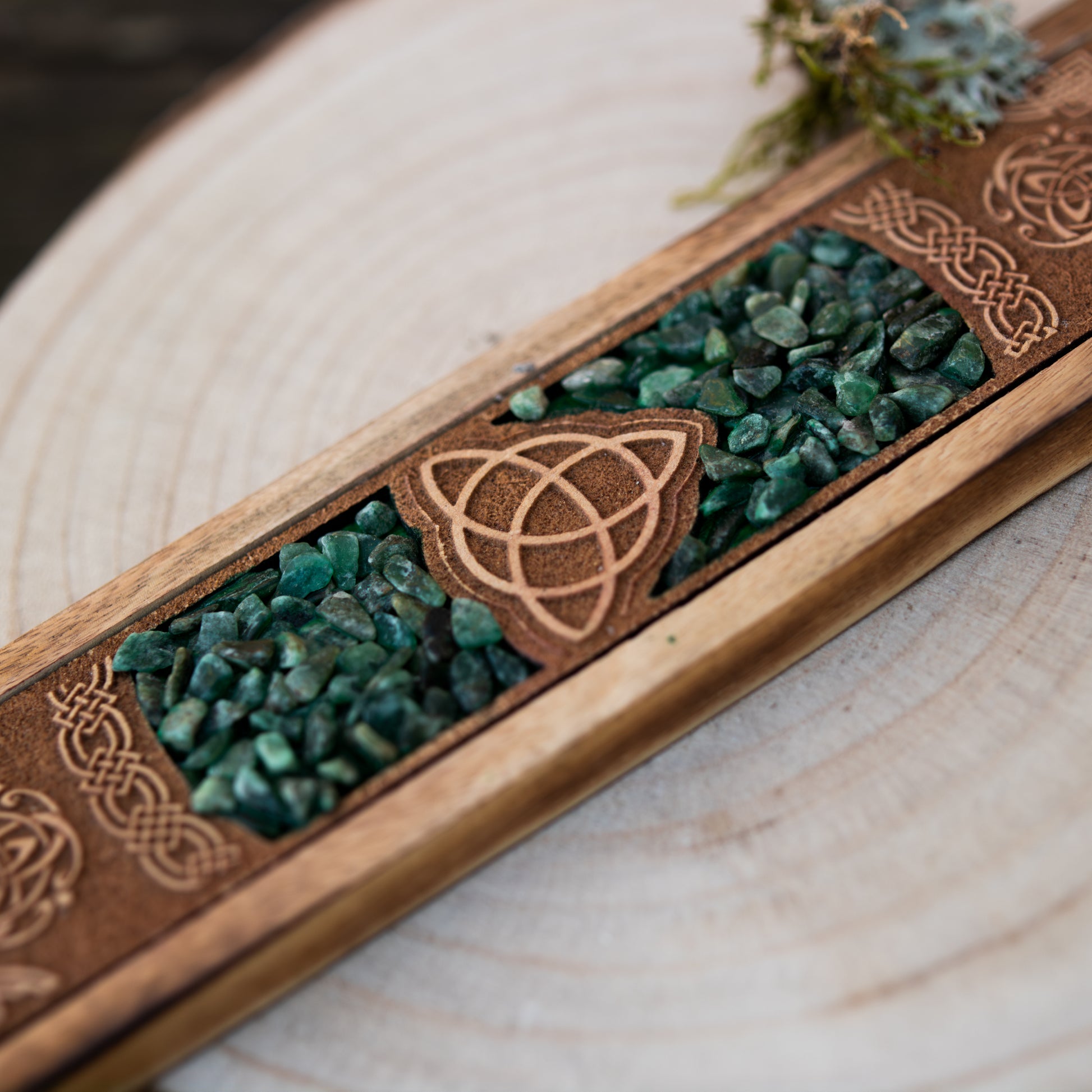 Räucherschiffchen aus Holz mit keltischem Knoten und grünen Natursteinen für Räucherstäbchen und Schutzrituale.