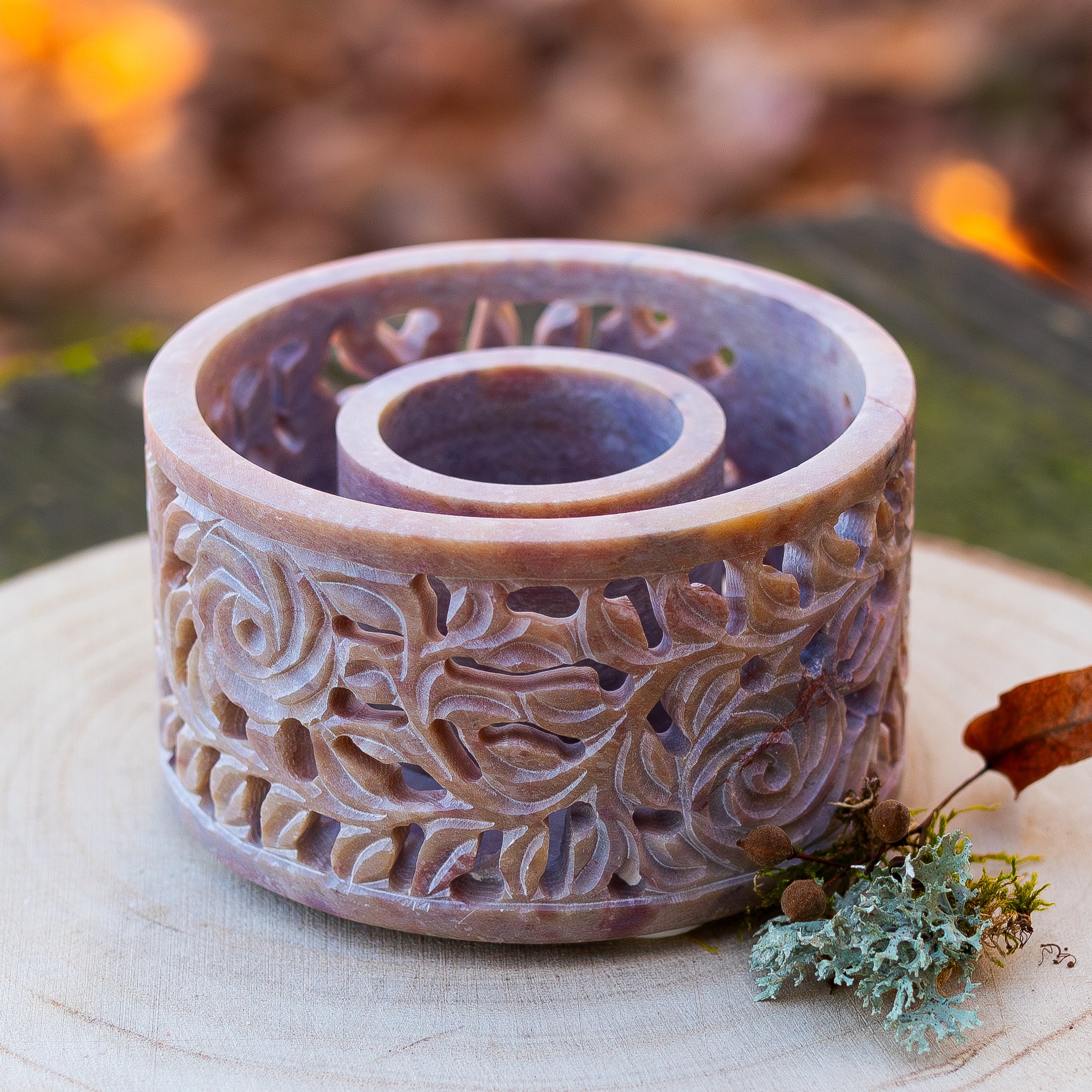 Handgeschnitzte Räucherschale aus Speckstein mit floralem Muster für Smudging und Reinigungsrituale.