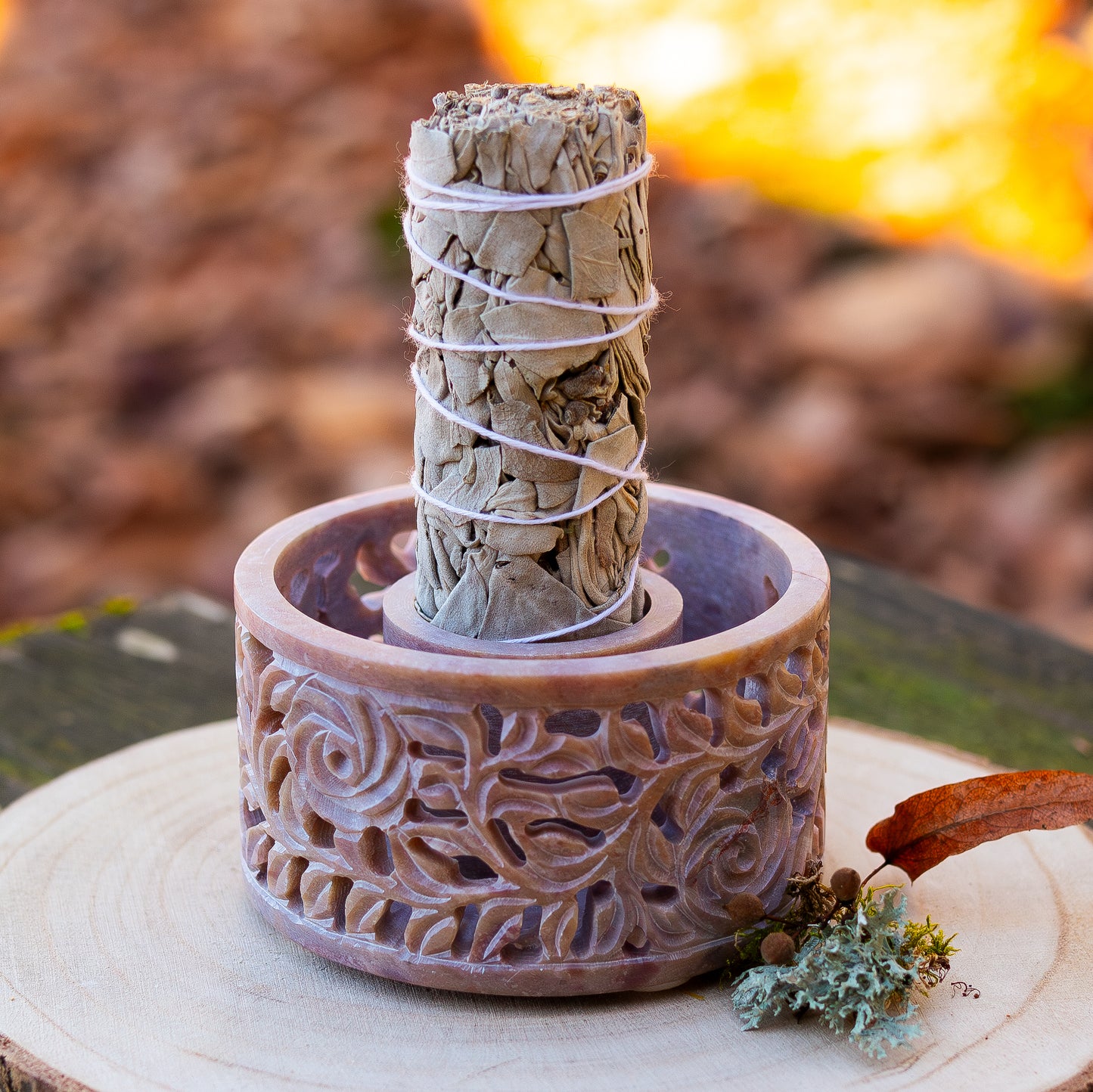 Räucherschale aus Speckstein mit White Sage Smudge Stick für Reinigungsrituale und energetische Hausreinigung.