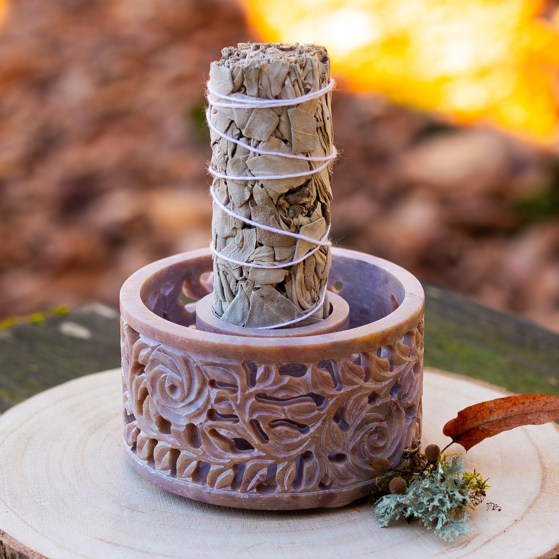 Räucherschale aus Speckstein mit White Sage Smudge Stick für Reinigungsrituale und energetische Hausreinigung.