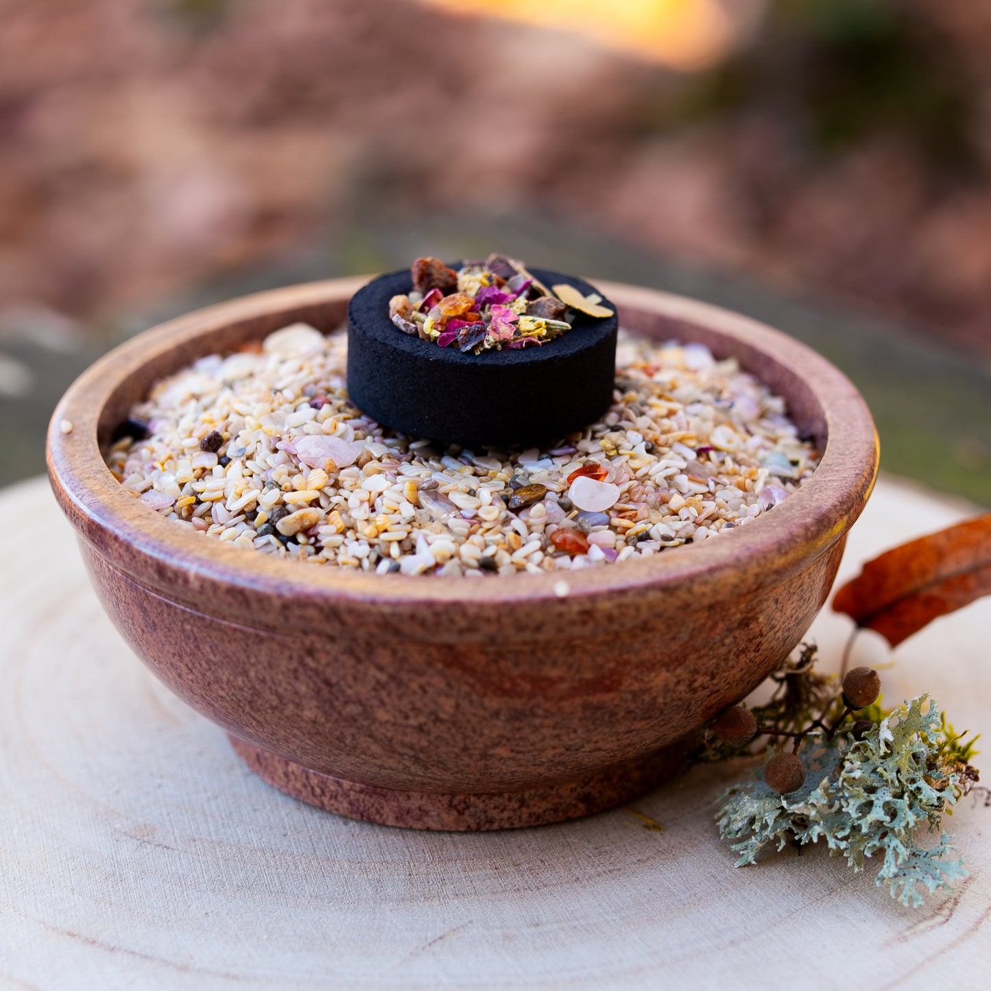 Räucherschale aus braunem Speckstein mit Räucherkohle und Räuchermischung für Reinigungsrituale und Energiearbeit.