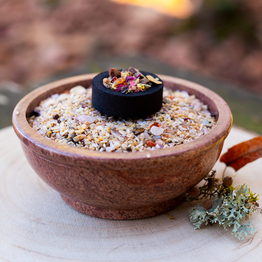 Räucherschale aus braunem Speckstein mit Räucherkohle und Räuchermischung für Reinigungsrituale und Energiearbeit.