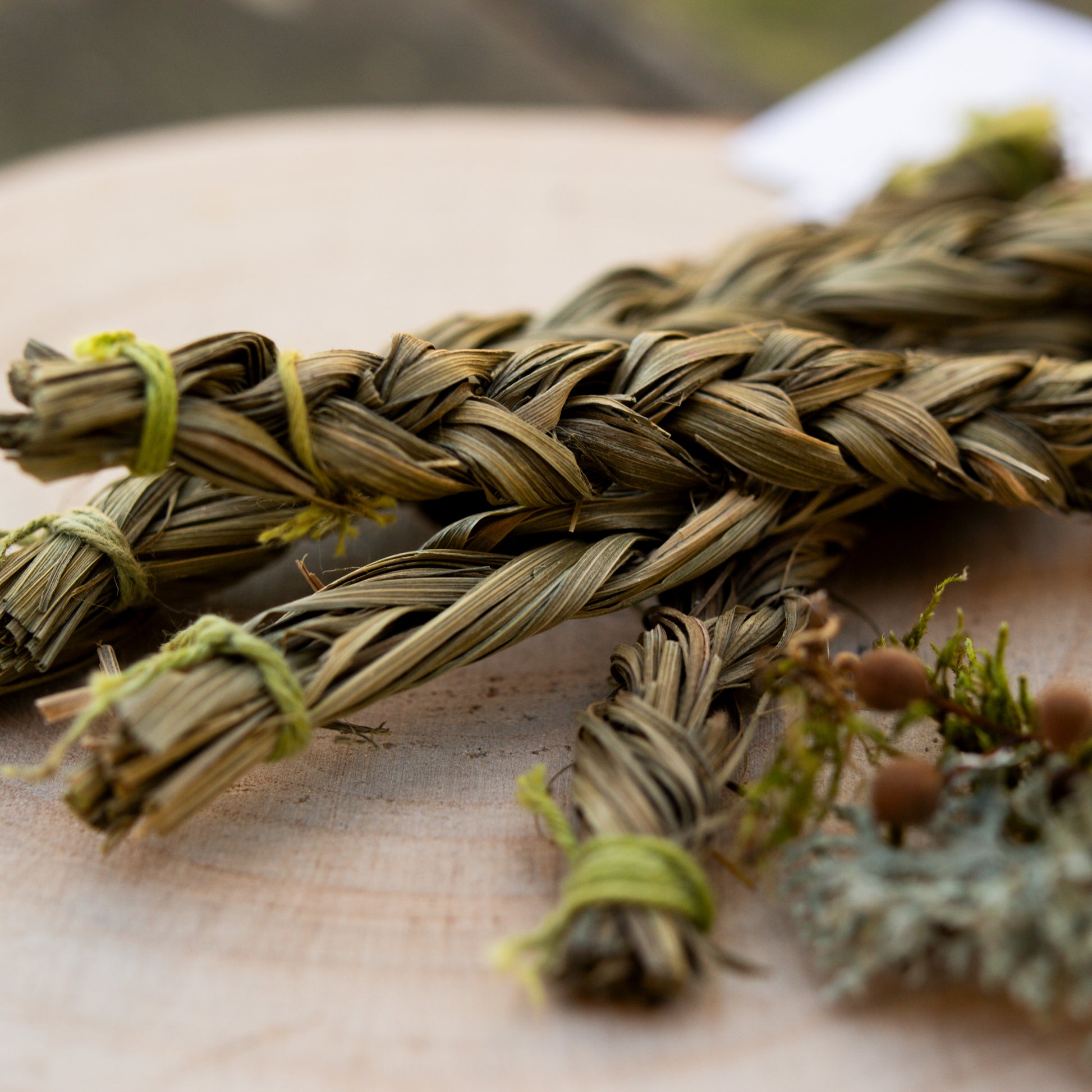Sweetgrass Smudge Sticks – handgebundenes Räucherwerk für Smudging, Reinigungsrituale und Energiearbeit.
