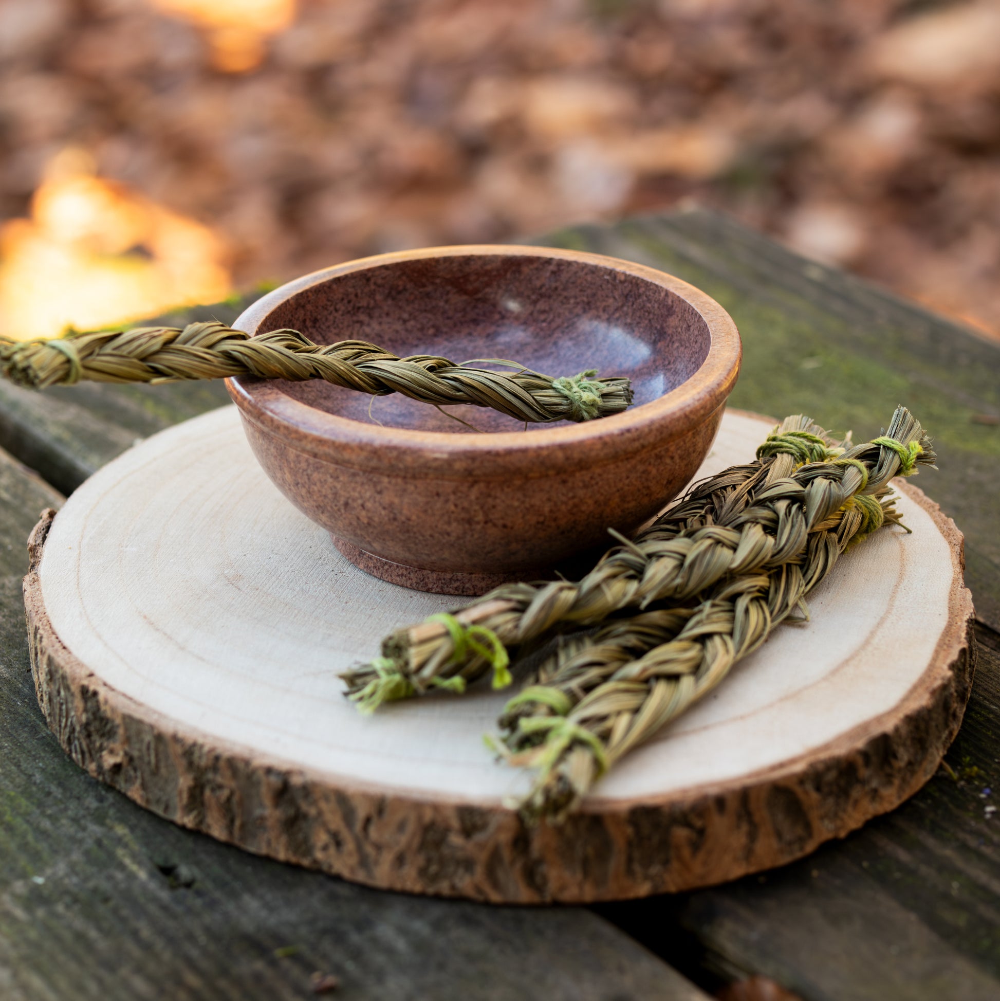Sweetgrass Smudge Sticks mit Räucherschale aus Speckstein für Reinigungsrituale und energetische Reinigung.
